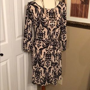 Super cute belted dress.